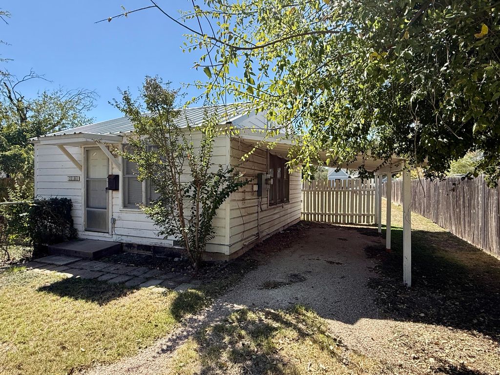 Image 4 of property listing at 216 S Jackson Street, San Angelo, TX 76901