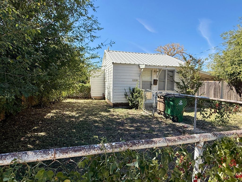 Image 5 of property listing at 216 S Jackson Street, San Angelo, TX 76901