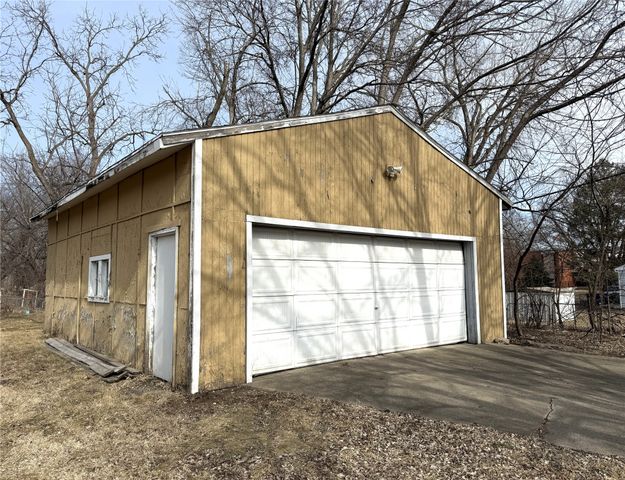 1303 E 17th Street, Des Moines, IA 50316
