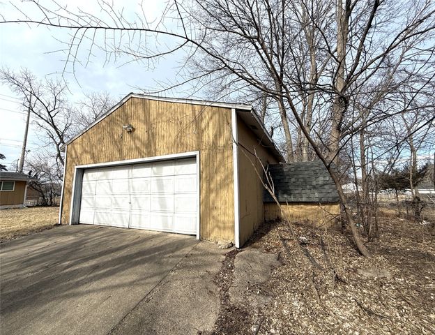 1303 E 17th Street, Des Moines, IA 50316