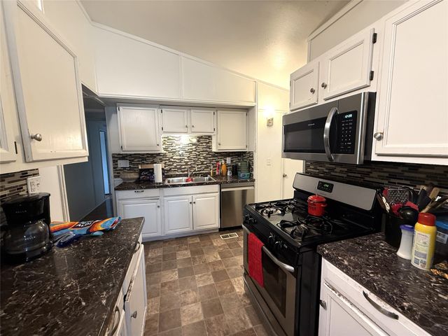 1303 E 17th Street, Des Moines, IA 50316