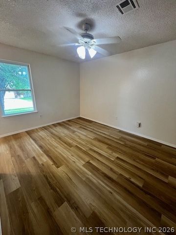 12011 E 89th Place North, Owasso, OK 74055