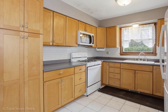 492 1st Avenue, Des Plaines, IL 60016