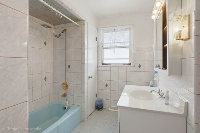 492 1st Avenue, Des Plaines, IL 60016