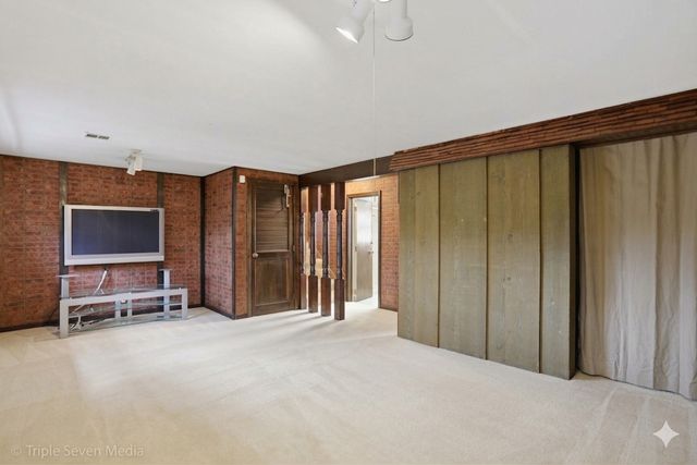 492 1st Avenue, Des Plaines, IL 60016