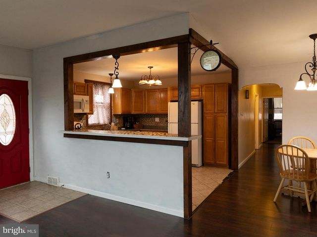 7039 CREASE LN, Philadelphia, PA 19128