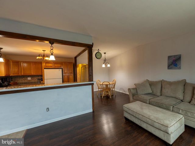 7039 CREASE LN, Philadelphia, PA 19128