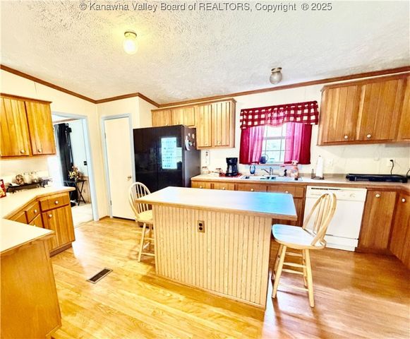 7932 Hurricane Creek Road, Winfield, WV 25213