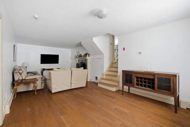 79 High St, Uxbridge, MA 01569