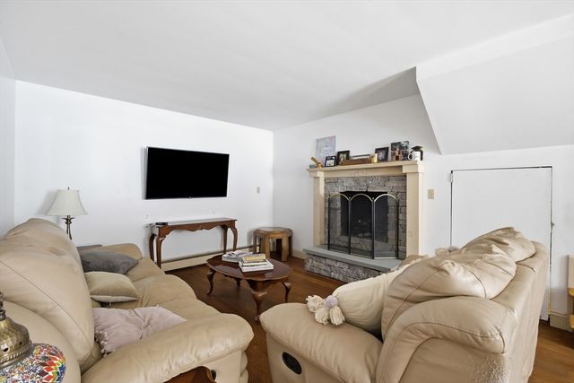 79 High St, Uxbridge, MA 01569