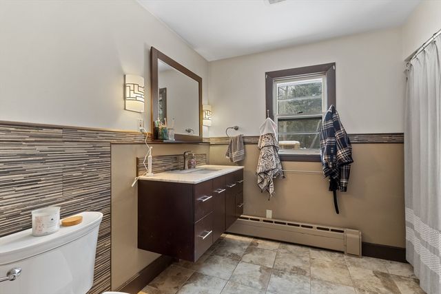 79 High St, Uxbridge, MA 01569