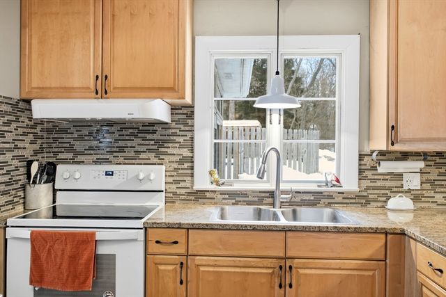 79 High St, Uxbridge, MA 01569