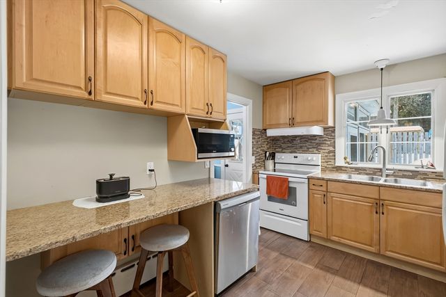 79 High St, Uxbridge, MA 01569