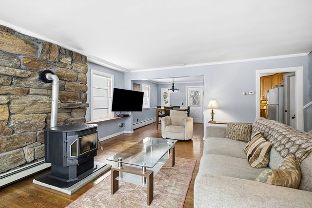 79 High St, Uxbridge, MA 01569