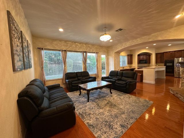 205 Hawkcrest Cir, Sacramento, CA 95835