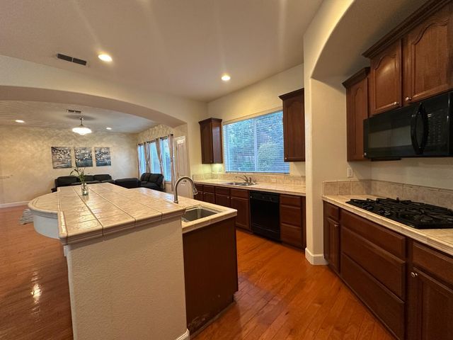 205 Hawkcrest Cir, Sacramento, CA 95835