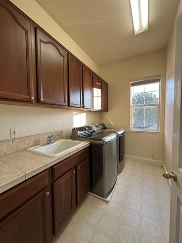 205 Hawkcrest Cir, Sacramento, CA 95835