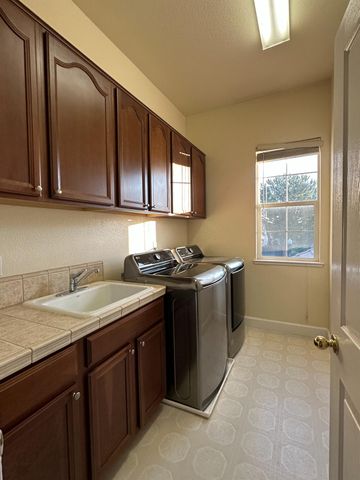 205 Hawkcrest Cir, Sacramento, CA 95835