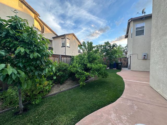 205 Hawkcrest Cir, Sacramento, CA 95835