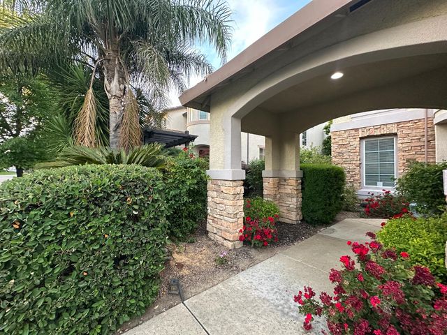 205 Hawkcrest Cir, Sacramento, CA 95835