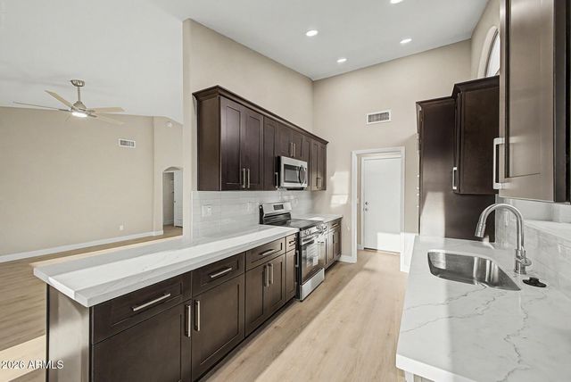 576 S MOOREA Drive, Gilbert, AZ 85296
