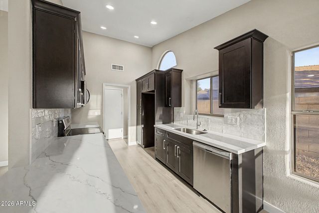 576 S MOOREA Drive, Gilbert, AZ 85296