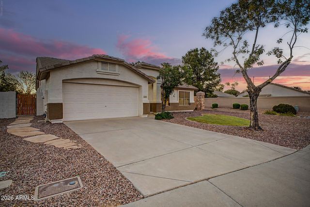 576 S MOOREA Drive, Gilbert, AZ 85296
