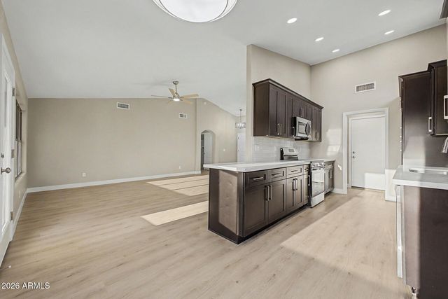 576 S MOOREA Drive, Gilbert, AZ 85296