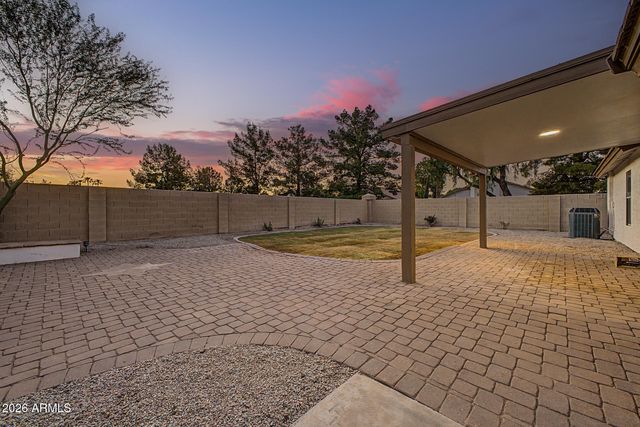 576 S MOOREA Drive, Gilbert, AZ 85296