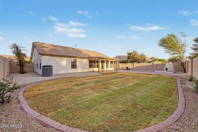 576 S MOOREA Drive, Gilbert, AZ 85296