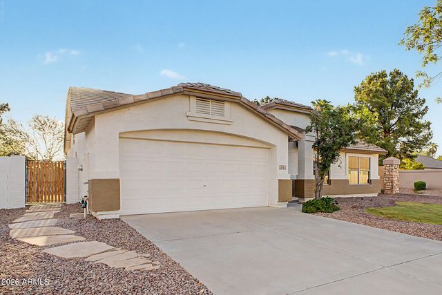 576 S MOOREA Drive, Gilbert, AZ 85296