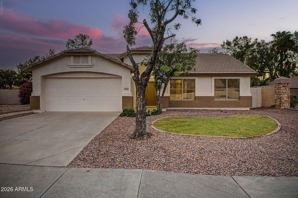 576 S MOOREA Drive, Gilbert, AZ 85296