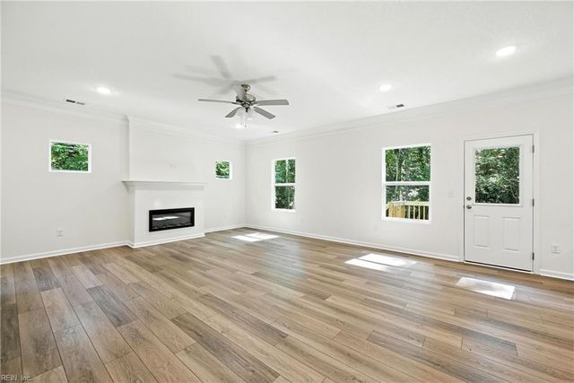 56 Willow Rd, Hampton, VA 23664