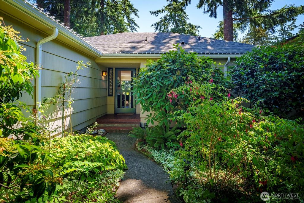 6626 57th Avenue NE, Seattle, WA 98115