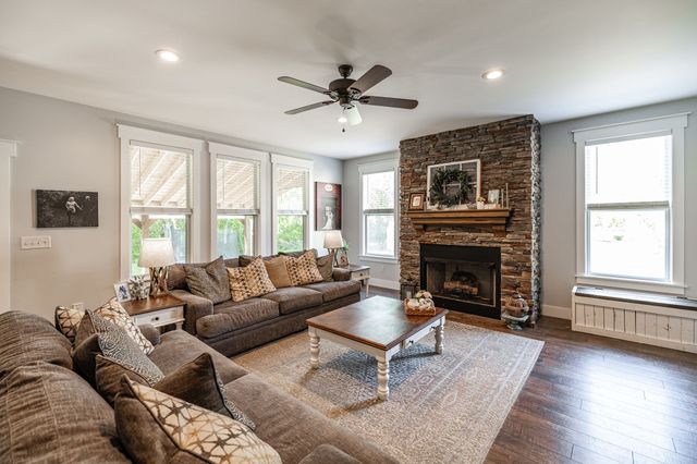 521 Redstone Dr, Gallatin, TN 37066