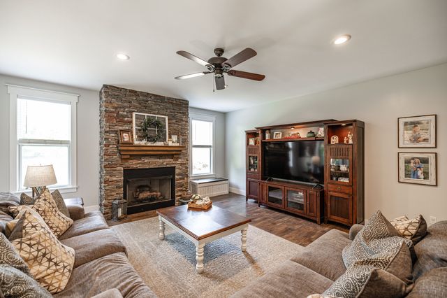 521 Redstone Dr, Gallatin, TN 37066