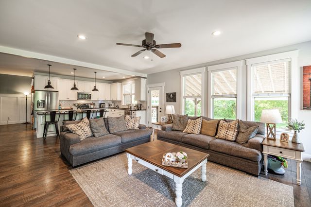 521 Redstone Dr, Gallatin, TN 37066