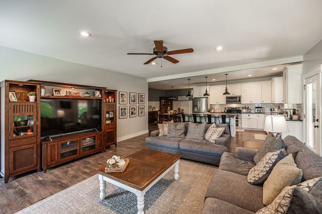 521 Redstone Dr, Gallatin, TN 37066