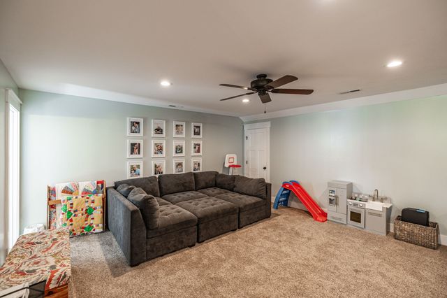 521 Redstone Dr, Gallatin, TN 37066