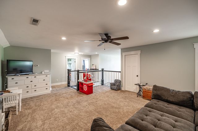 521 Redstone Dr, Gallatin, TN 37066