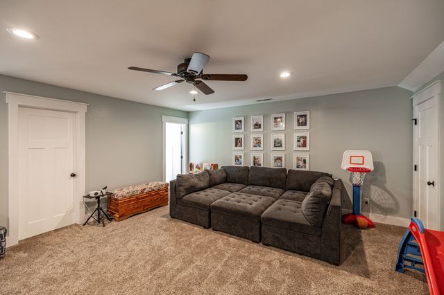 521 Redstone Dr, Gallatin, TN 37066