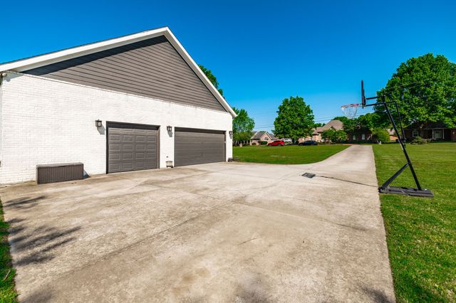 521 Redstone Dr, Gallatin, TN 37066