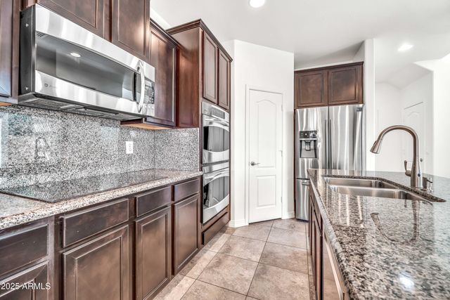 9025 W STATE Avenue, Glendale, AZ 85305