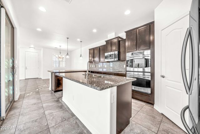 9025 W STATE Avenue, Glendale, AZ 85305