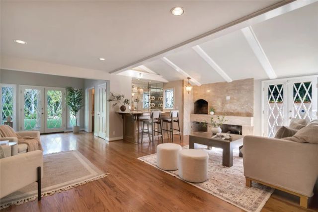 4200 Gayle Drive, Tarzana, CA 91356
