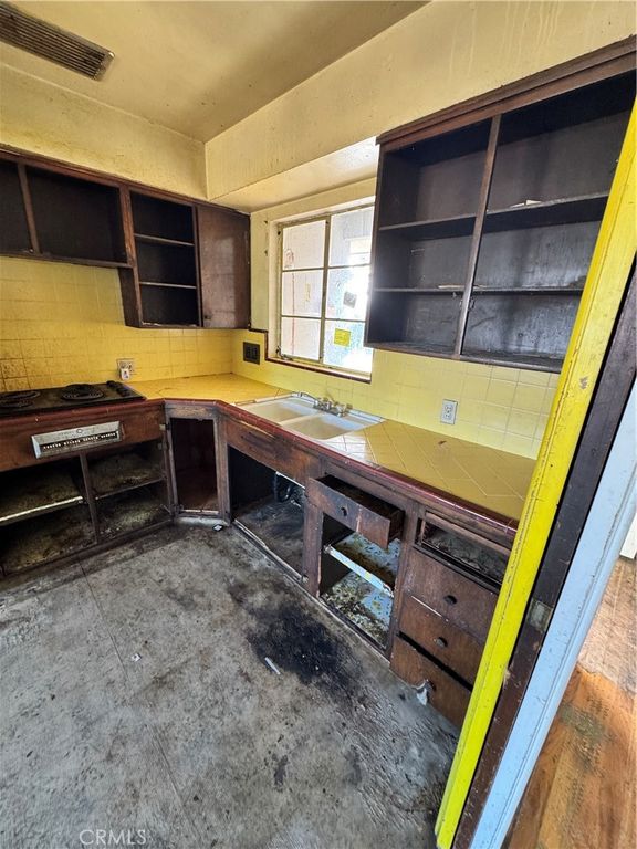 Image 4 of property listing at 5703 E Hampton, Fresno, CA 93727