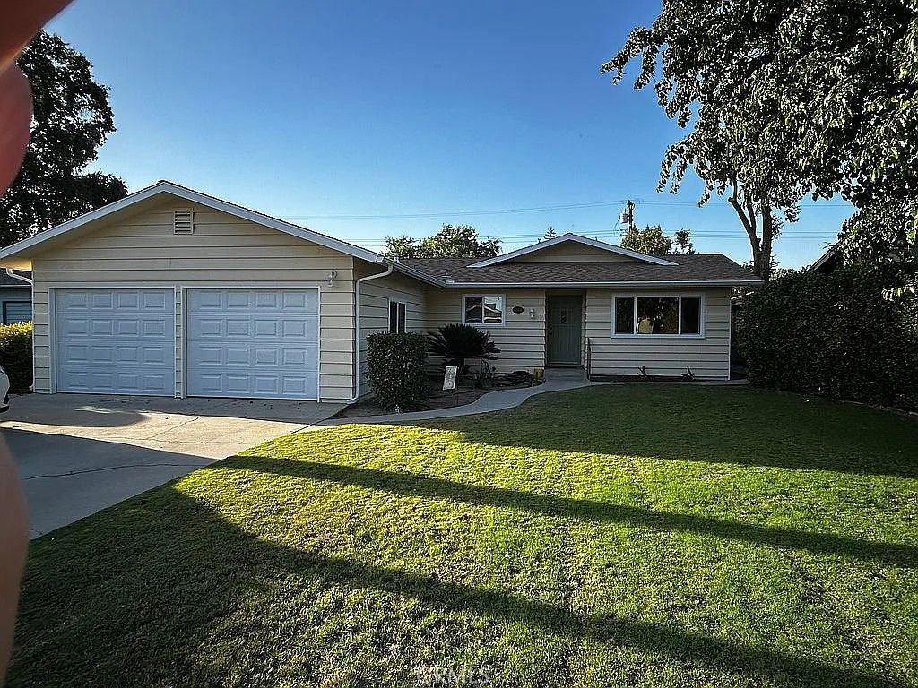 Image 1 of property listing at 1046 W Princeton Avenue, Visalia, CA 93277