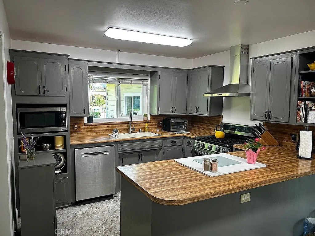 Image 2 of property listing at 1046 W Princeton Avenue, Visalia, CA 93277