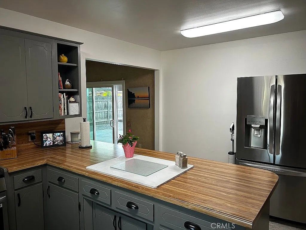 Image 3 of property listing at 1046 W Princeton Avenue, Visalia, CA 93277