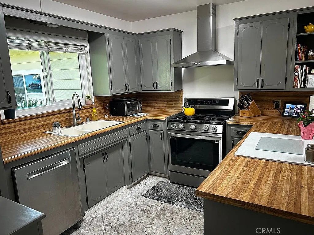 Image 4 of property listing at 1046 W Princeton Avenue, Visalia, CA 93277